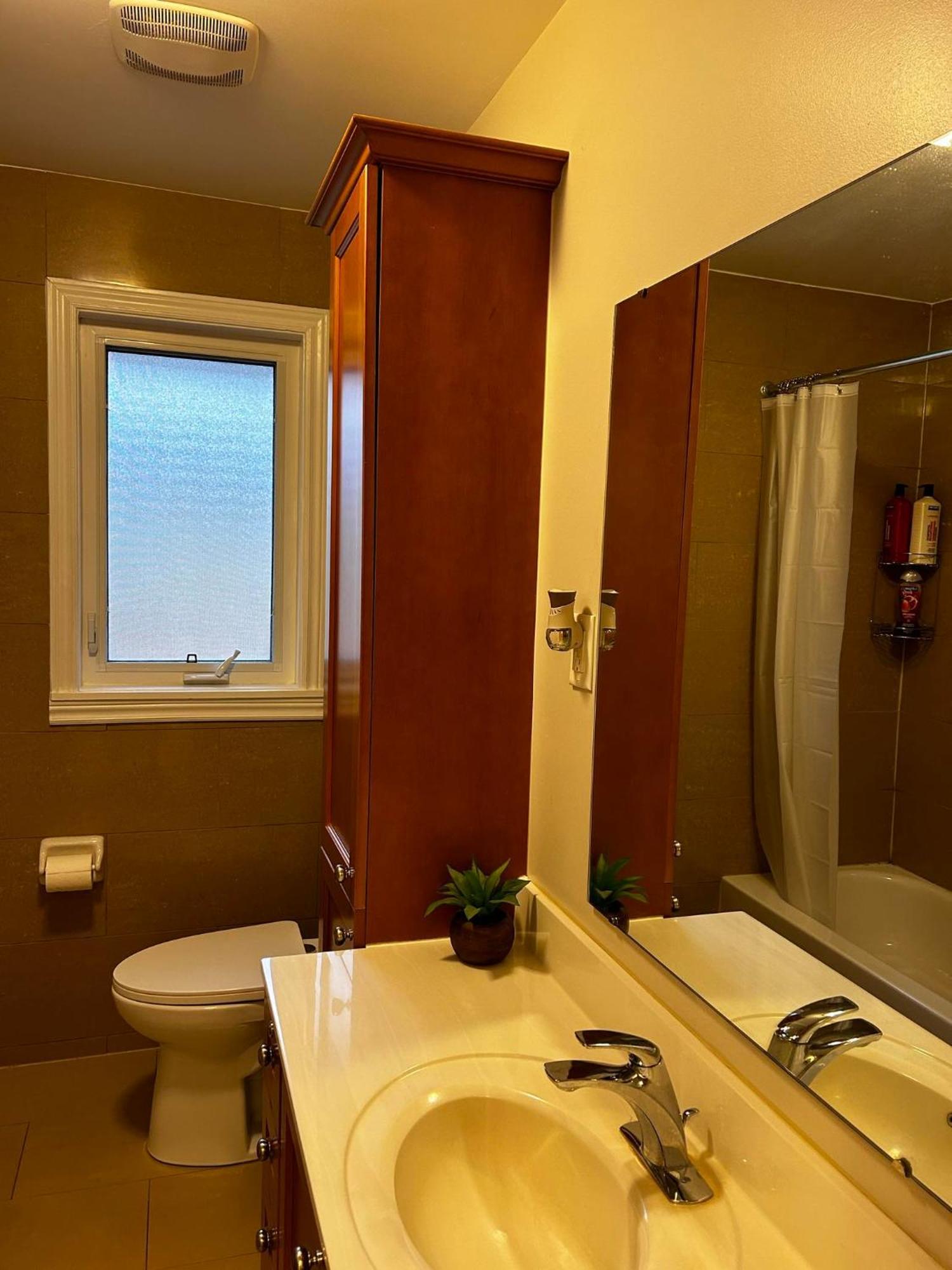 Peaceful Cosy Room With Garden View, Private Parking Toronto Exterior photo